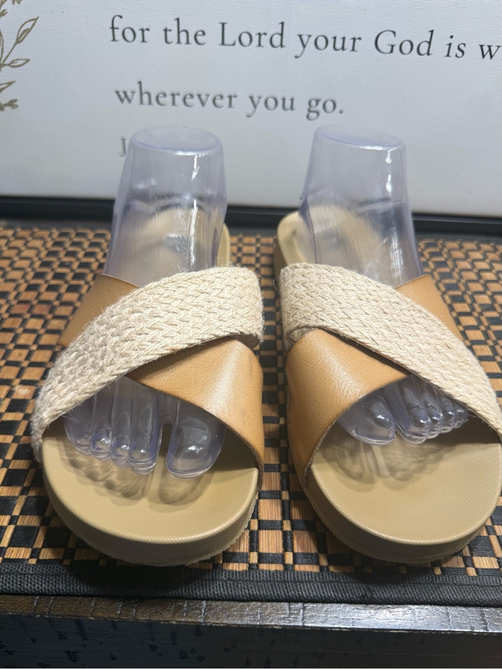 Women’s Tan & Cream Cross-Strap Slide Sandals SZ:10 B Box-17